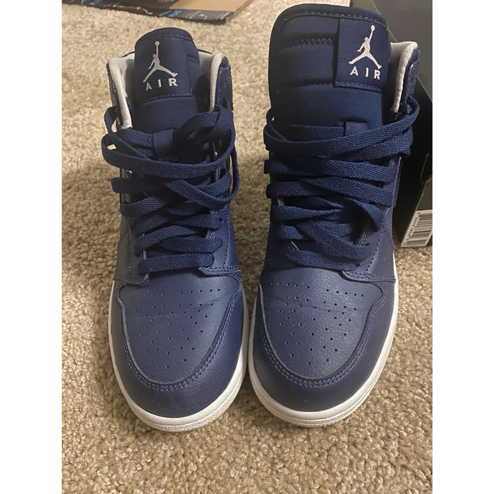 AIR JORDAN 1 RETRO HIGH (BG)
Mid Navy/ Light Bone-White-Infrared 2